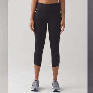 Lululemon black crops leggings
